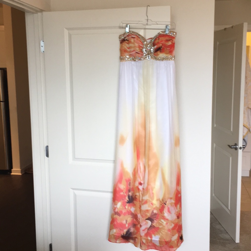 Gorgeous prom dress.